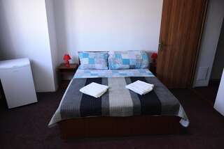 Хостелы Hostel Ruxandra Фокшани Двухместный номер с 2 отдельными кроватями и собственной ванной комнатой-2